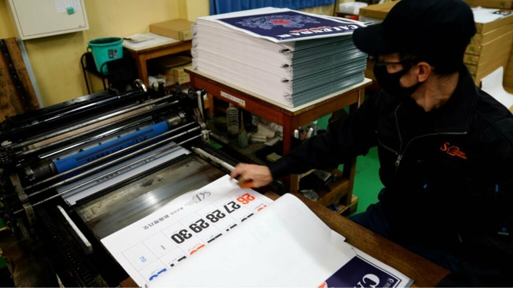 カレンダーを大量生産するプロセス。年間500万部のカレンダーを作る日本のカレンダー工場